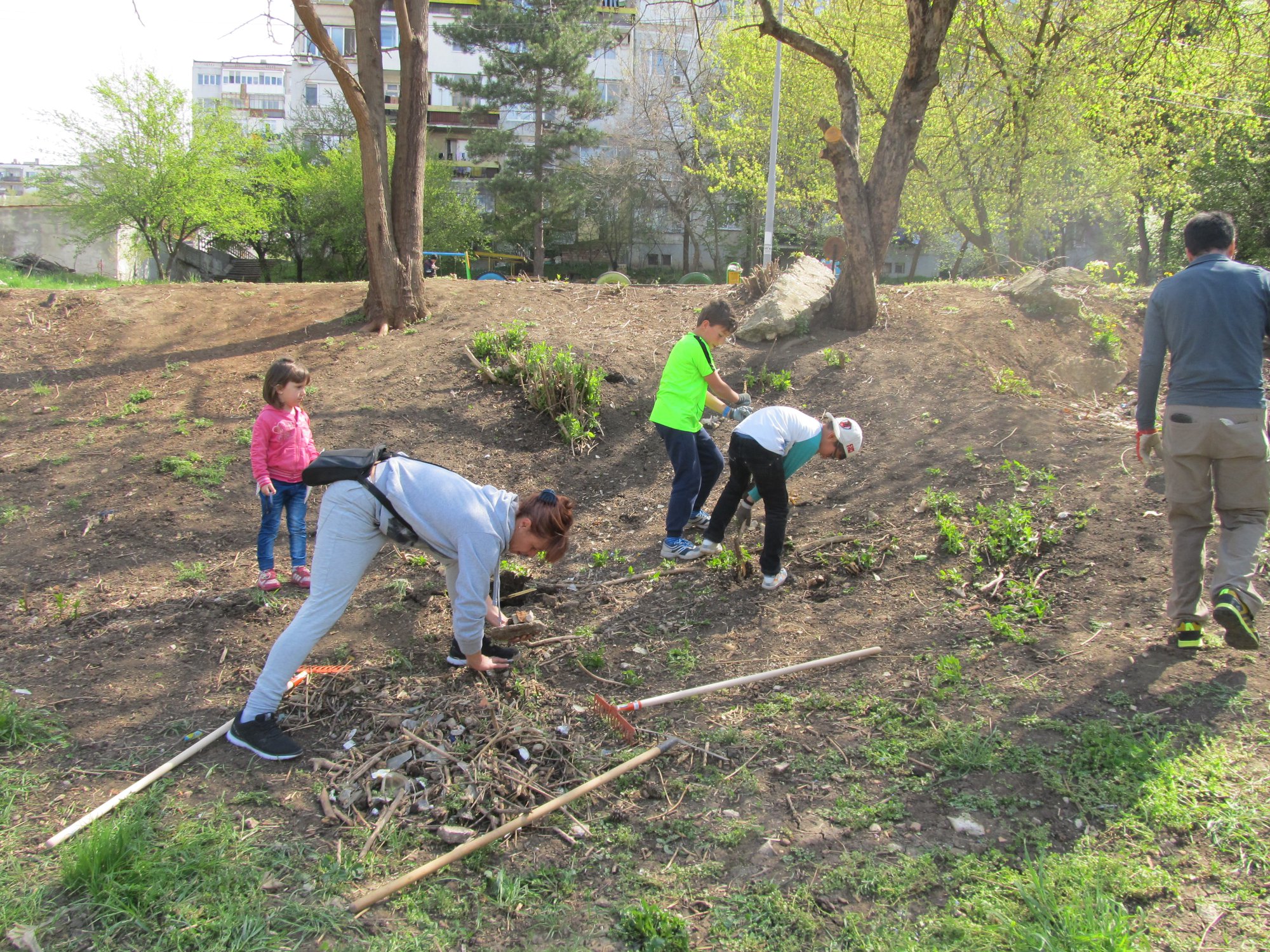 Добрите дела на Ябълката_Място не спират