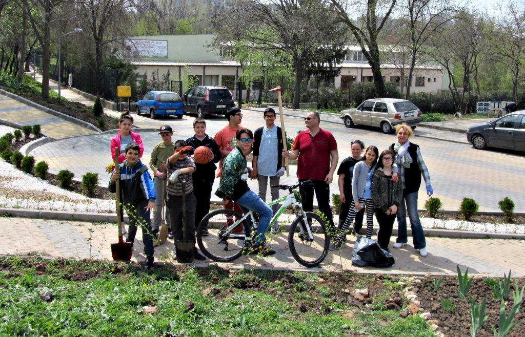 Добрите дела на Ябълката_Място не спират